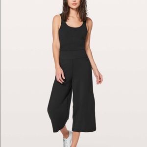 NWOT LULULEMON GOUCHO CAPRI PANTS 10